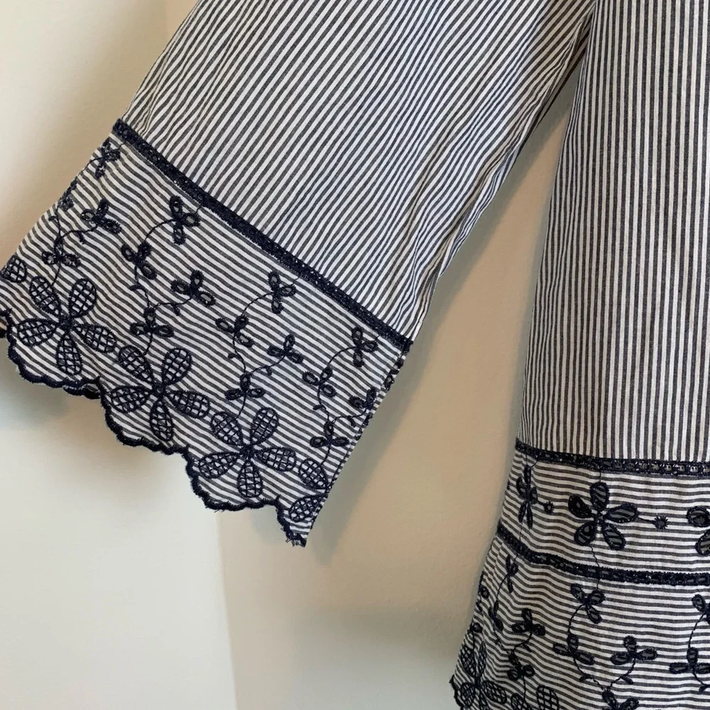Old Navy Strip Navy & White Blouse.Flowered Embroidery, Scalloped Edges XSmall - Picture 3 of 5